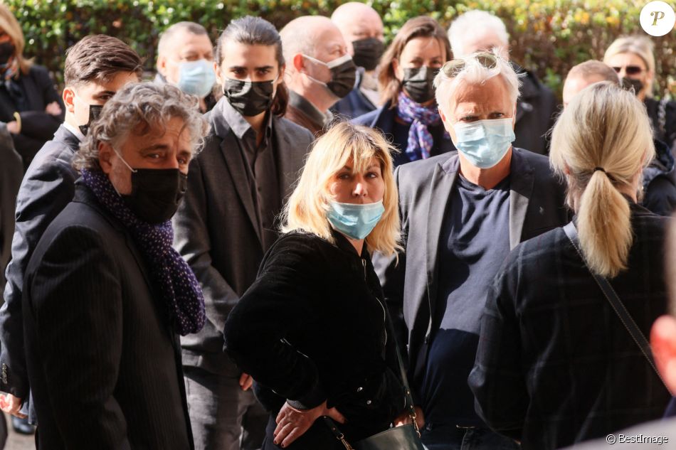 Farid Lahouassa, César Angeli, Mathilde Seigner et son compagnon Mathieu Petit - Arrivées aux obsèques de Yves Rénier en l'église Saint-Pierre de Neuilly-sur-Seine. Le 30 avril 2021