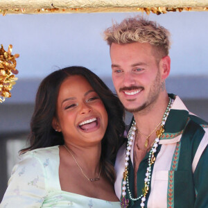 Christina Milian, enceinte, fait la promotion de son food truck Beignet Box lors d'une parade à Los Angeles avec son compagnon Matt Pokora, le 10 avril 2021.