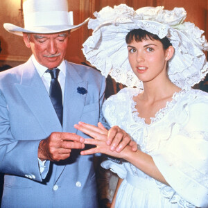 Eddie Barclay et son épouse Caroline Barclay se marient à la mairie de Levallois-Perret le 3 juin 1988.