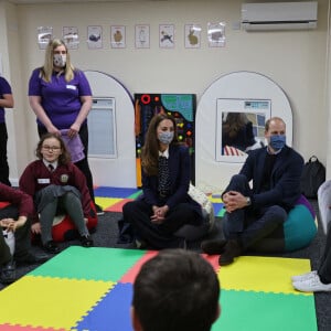 Le prince William, duc de Cambridge, Catherine (Kate) Middleton, duchesse de Cambridge, et les enfants de l'école primaire de Loxdale lors d'une visite l'animalerie HugglePets in the Community à Wolverhampton, Royaume Uni, le 13 mai 2021.