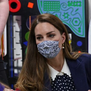 Le prince William, duc de Cambridge, Catherine (Kate) Middleton, duchesse de Cambridge, et les enfants de l'école primaire de Loxdale lors d'une visite l'animalerie HugglePets in the Community à Wolverhampton, Royaume Uni, le 13 mai 2021.