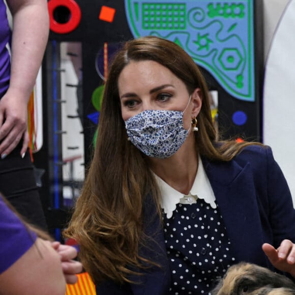 Le prince William, duc de Cambridge, Catherine (Kate) Middleton, duchesse de Cambridge, et les enfants de l'école primaire de Loxdale lors d'une visite l'animalerie HugglePets in the Community à Wolverhampton, Royaume Uni, le 13 mai 2021.