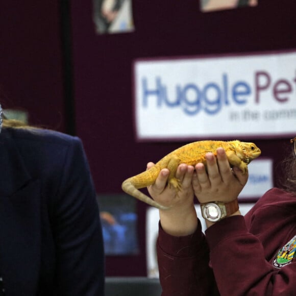 Le prince William, duc de Cambridge, Catherine (Kate) Middleton, duchesse de Cambridge, et les enfants de l'école primaire de Loxdale lors d'une visite l'animalerie HugglePets in the Community à Wolverhampton, Royaume Uni, le 13 mai 2021.