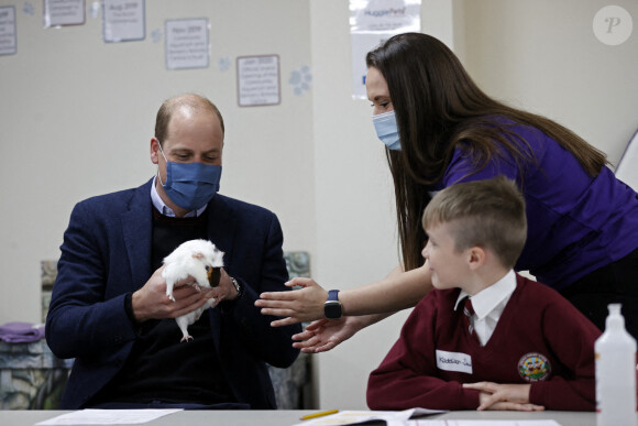 Le prince William, duc de Cambridge, Catherine (Kate) Middleton, duchesse de Cambridge, et les enfants de l'école primaire de Loxdale lors d'une visite l'animalerie HugglePets in the Community à Wolverhampton, Royaume Uni, le 13 mai 2021.