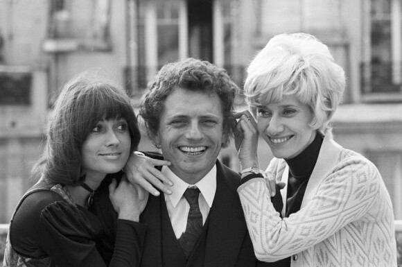 acques Martin chez lui à Neuilly-sur-Seine avec Marion Game et Danièle Gilbert le 15 septembre 1970. © Michel Ristroph via Bestimage