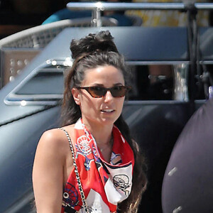 Capucine Anav et ses amies Katrina Patchett et Fiona Cabaye sont allées faire du shopping dans le magasin Les Canebiers à Saint-Tropez. Le 22 juillet 2020 © Luc Boutria / Nice Matin / Bestimage