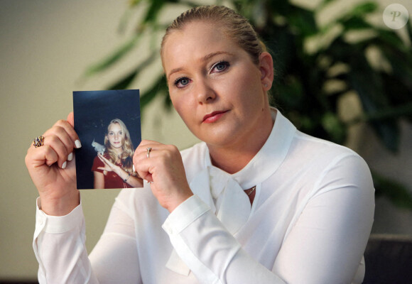 Virginia Giuffre (Roberts) en Floride en 2018, avec une photo d'elle adolescente, à l'époque où elle aurait été une esclave sexuelle pour Jeffrey Epstein, mise au service du prince Andrew. 