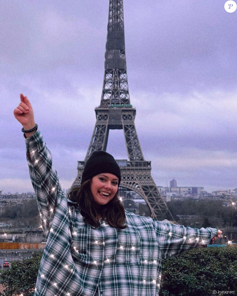 Lou Pernaut Pose Devant La Tour Eiffel, Le 28 Janvier 2021 - Purepeople