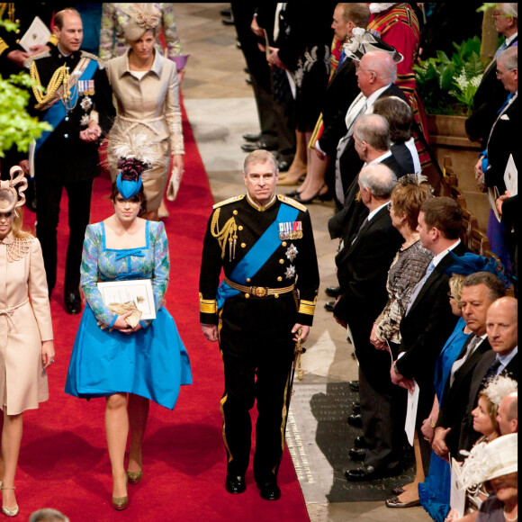 Beatrice, Eugenie et le prince Andrew au mariage de Kate Middleton et le prince William à Londres en 2011
