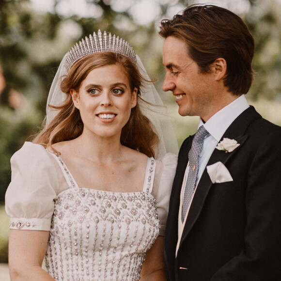 La princesse Beatrice d'York, Edoardo Mapelli Mozzi posent devant The Royal Chapel of All Saints at Royal Lodge après leur mariage, Windsor.