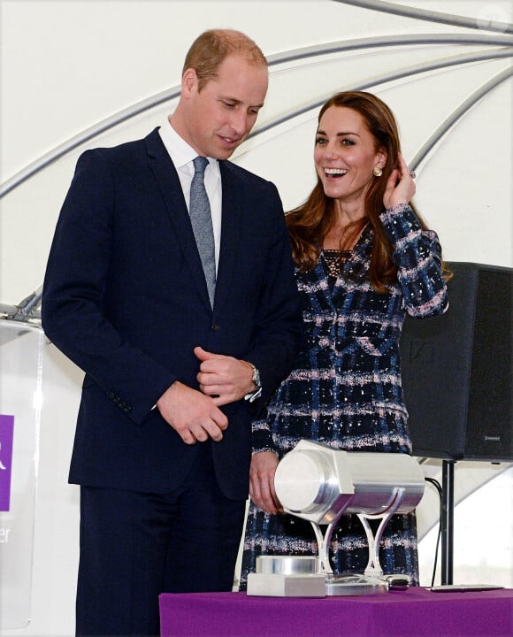 Le prince William, duc de Cambridge et Catherine Kate Middleton, duchesse de Cambridge, visitent l'université de Manchester le 14 octobre 2016.