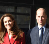 Le prince William, duc de Cambridge, et Kate Middleton, duchesse de Cambridge, visitent l'exposition photographique du projet "Hold Still" à Waterloo Station à Londres, le 20 octobre 2020.
