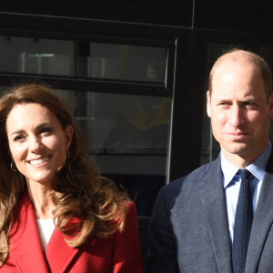 Le prince William, duc de Cambridge, et Kate Middleton, duchesse de Cambridge, visitent l'exposition photographique du projet "Hold Still" à Waterloo Station à Londres, le 20 octobre 2020.