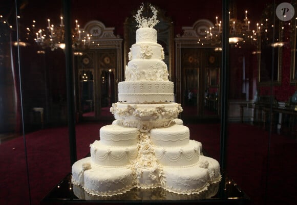 Réplique du gâteau de mariage (créé par la pâtissière Fiona Cairns) du prince William et Kate Middleton au palais de Buckingham, à Londres, le 22 juin 2011.