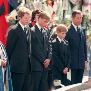 Earl Spencer, le prince William, le prince Harry et le prince Charles aux funérailles de Diana à Londres en 1997.