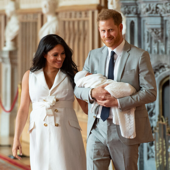 Le prince Harry et Meghan Markle, duc et duchesse de Sussex, présentent leur fils Archie dans le hall St George au château de Windsor le 8 mai 2019.