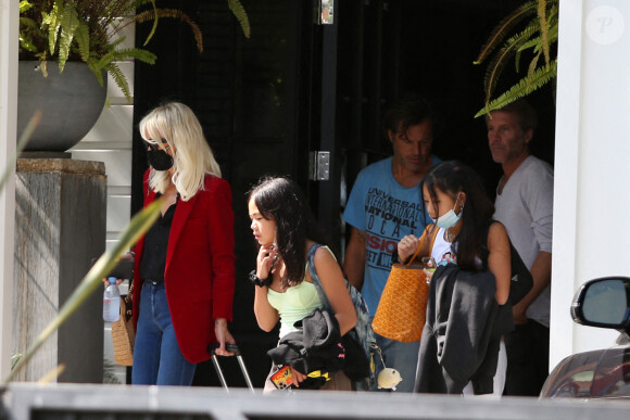 Laeticia Hallyday et ses filles Jade et Joy ont quitté la villa de Los Angeles pour se rendre à l'aéroport LAX de Los Angeles et prendre un vol à destination de Paris, le 11 octobre 2020.