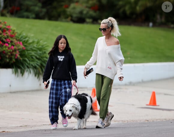 Laeticia Hallyday et ses filles Jade, 15 ans, et Joy, 11 ans, promènent leur chien Cheyenne dans le quartier de Brentwood à Los Angeles, pendant la période de confinement liée à l'épidémie de coronavirus (Covid-19), le 1er avril 2020.
