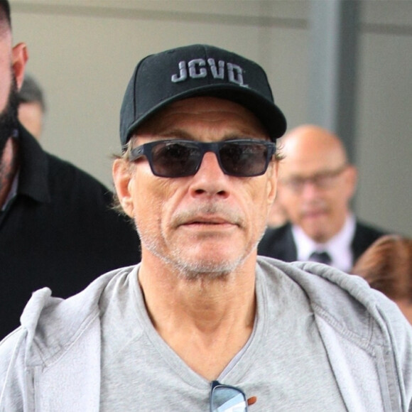 Jean-Claude Van Damme arrive à l'aéroport de Sydney, le 5 mars 2020. 