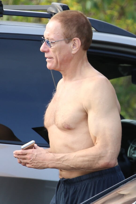 Exclusif - Jean-Claude Van Damme, torse nu, fume un joint avec des amis proche d'une plage de Malibu, Los Angeles, Californie, Etats-Unis, le 4 juin 2020. 