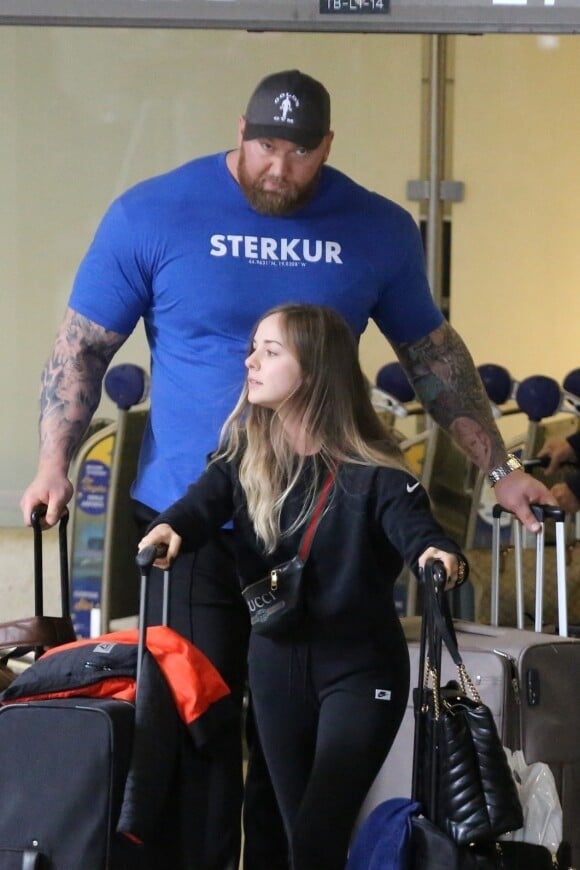 L'homme le plus fort du monde Hafþór Júlíus Björnsson (Game of Thrones) arrive avec sa femme Kelsey Henson à l'aéroport de LAX à Los Angeles, le 29 novembre 2018