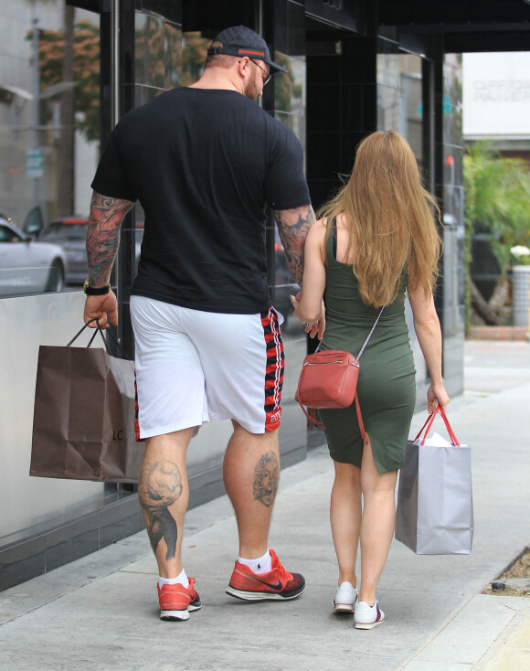 Exclusif - Hafthor Julius Bjornsson fait du shopping avec sa petite amie dans les rues de Beverly Hills, le 9 juin 2016