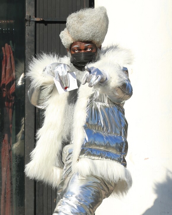 Le rappeur Lil Nas X, dans son costume de Noël de son nouveau clip "Holiday", s'est arrêté faire des courses dans un supermarché Target à West Hollywood. Le 19 novembre 2020