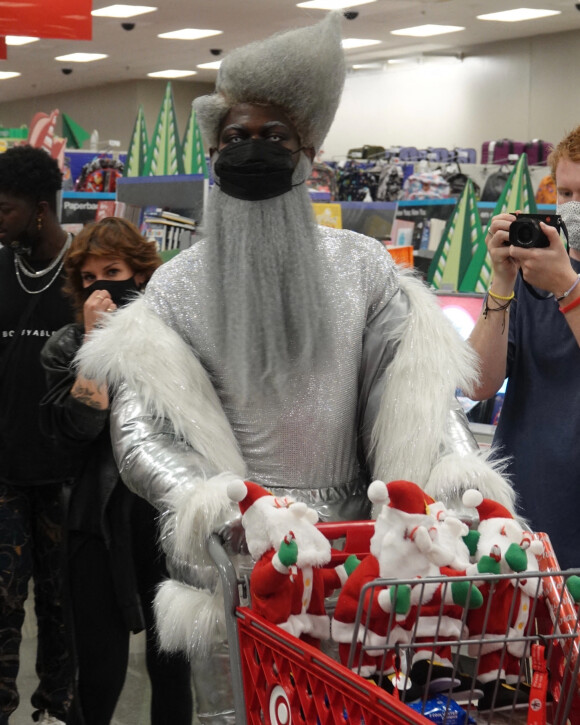 Le rappeur Lil Nas X, dans son costume de Noël de son nouveau clip "Holiday", s'est arrêté faire des courses dans un supermarché Target à West Hollywood. Le 19 novembre 2020