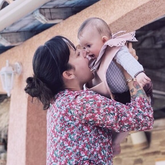 Maggy, la fille d'Alizée et Grégoire Lyonnet, ne cesse de grandir ! Elle se prélasse désormais en maillot de bain, près de la piscine.