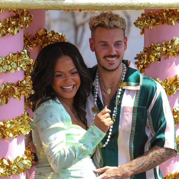 Christina Milian, et son compagnon M Pokora sur un char lors d'une parade à Los Angeles