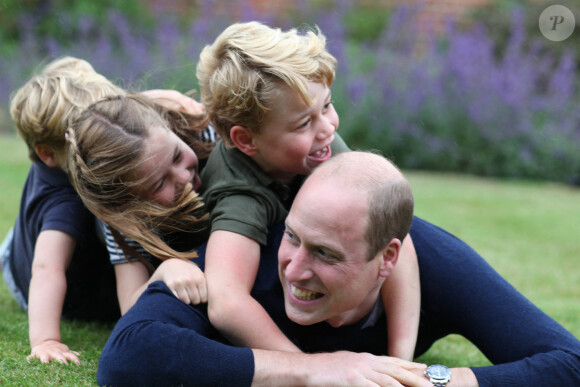 Le prince William à l'occasion de ses 38 ans et de la fête des pères, en compagnie de ses enfants le prince George, la princesse Charlotte et le prince Louis à Londres. Le 21 juin 2020.