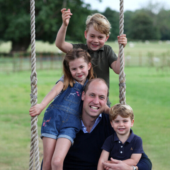 Le prince William à l'occasion de ses 38 ans et de la fête des pères, en compagnie de ses enfants le prince George, la princesse Charlotte et le prince Louis à Londres. Le 21 juin 2020.