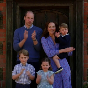 Vidéo inédite de la famille royale dévoilée lors d'un sketch avec le prince William et Stephen Fry.