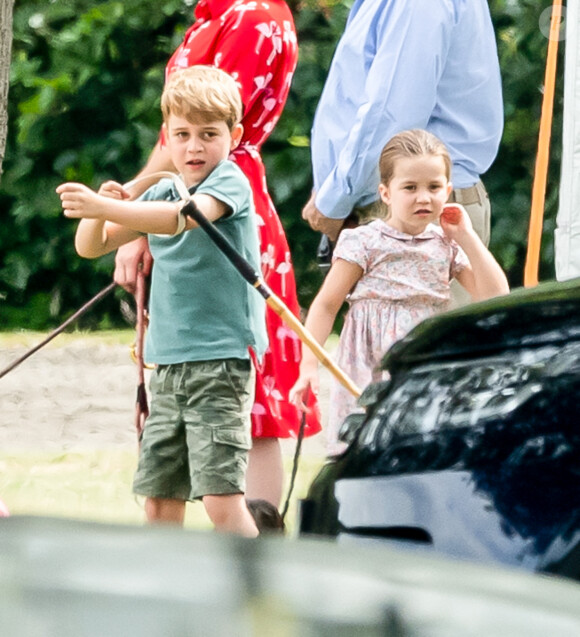 Le prince George de Cambridge et sa soeur la princesse Charlotte de Cambridge lors d'un match de polo de bienfaisance à Wokinghan. Le 10 juillet 2019.