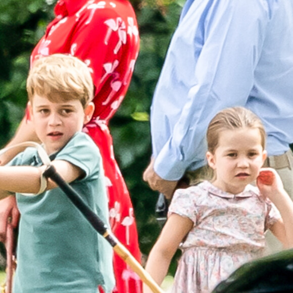 Le prince George de Cambridge et sa soeur la princesse Charlotte de Cambridge lors d'un match de polo de bienfaisance à Wokinghan. Le 10 juillet 2019.