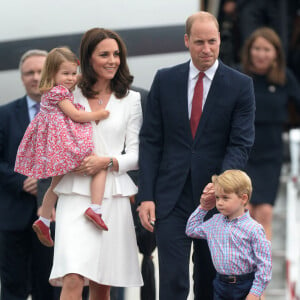 Kate Middleton, la princesse Charlotte, le prince William et le prince George - Arrivée à l'aéroport Chopin à Varsovie. Le 17 juillet 2017.