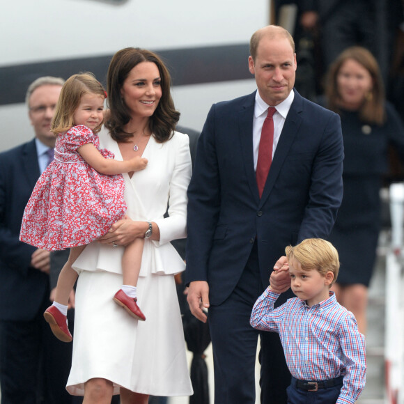 Kate Middleton, la princesse Charlotte, le prince William et le prince George - Arrivée à l'aéroport Chopin à Varsovie. Le 17 juillet 2017.