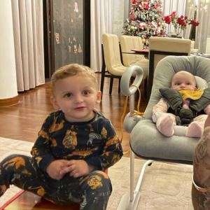 Julien Tanti s'est installé à Dubaï avec sa femme Manon Marsault et leurs deux enfants, Tiago et Angelina - Instagram