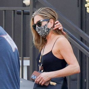 Exclusif - Jennifer Aniston sort d'un salon de coiffure à Beverly Hills, le 23 mai 2021.