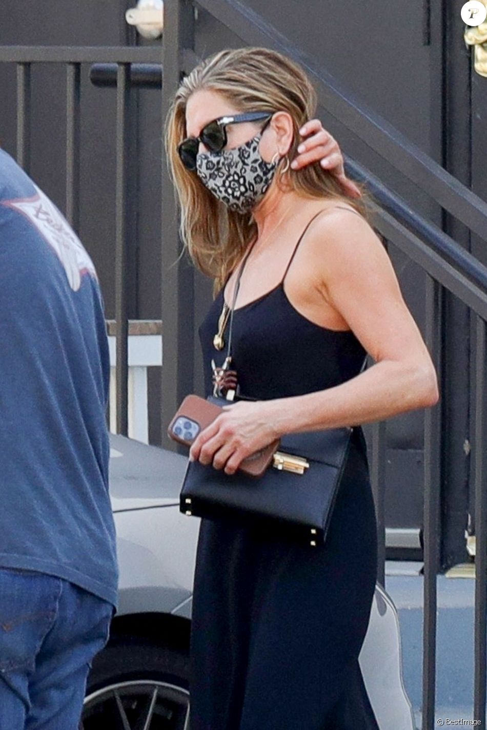 Exclusif - Jennifer Aniston sort d'un salon de coiffure à Beverly Hills, le 23 mai 2021.