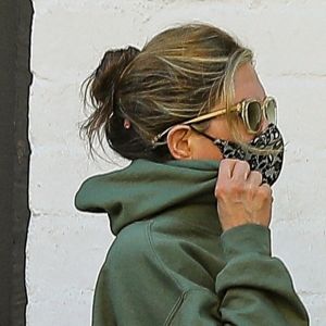 Exclusif - Jennifer Aniston, accompagnée de son garde du corps, à la sortie d'un institut de beauté à Beverly Hills. Le 29 avril 2021.