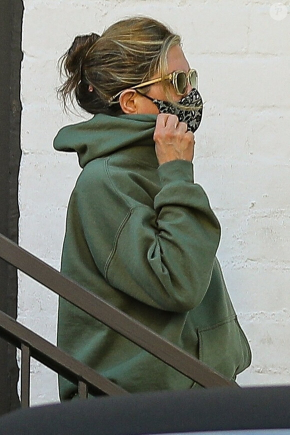 Exclusif - Jennifer Aniston, accompagnée de son garde du corps, à la sortie d'un institut de beauté à Beverly Hills. Le 29 avril 2021.