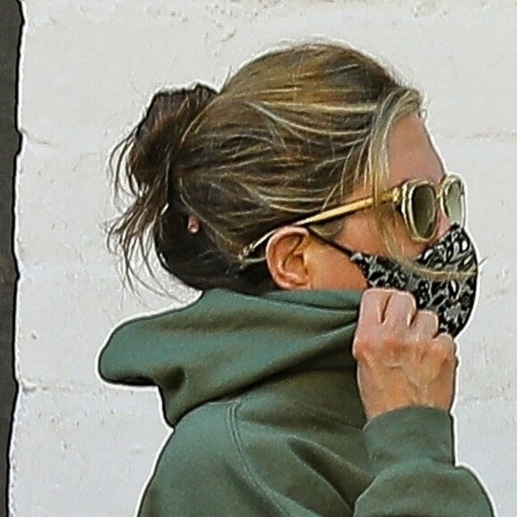 Exclusif - Jennifer Aniston, accompagnée de son garde du corps, à la sortie d'un institut de beauté à Beverly Hills. Le 29 avril 2021.