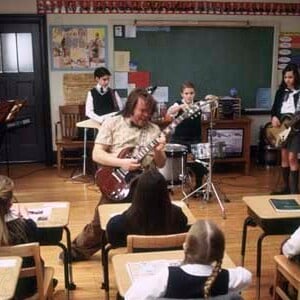 Kevin Clark (en arrière-plan, à la batterie) et Jack Black dans le film "Rock Academy" sorti en 2003.