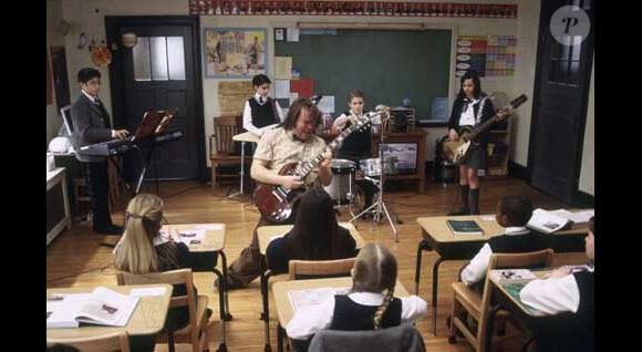 Kevin Clark (en arrière-plan, à la batterie) et Jack Black dans le film "Rock Academy" sorti en 2003.