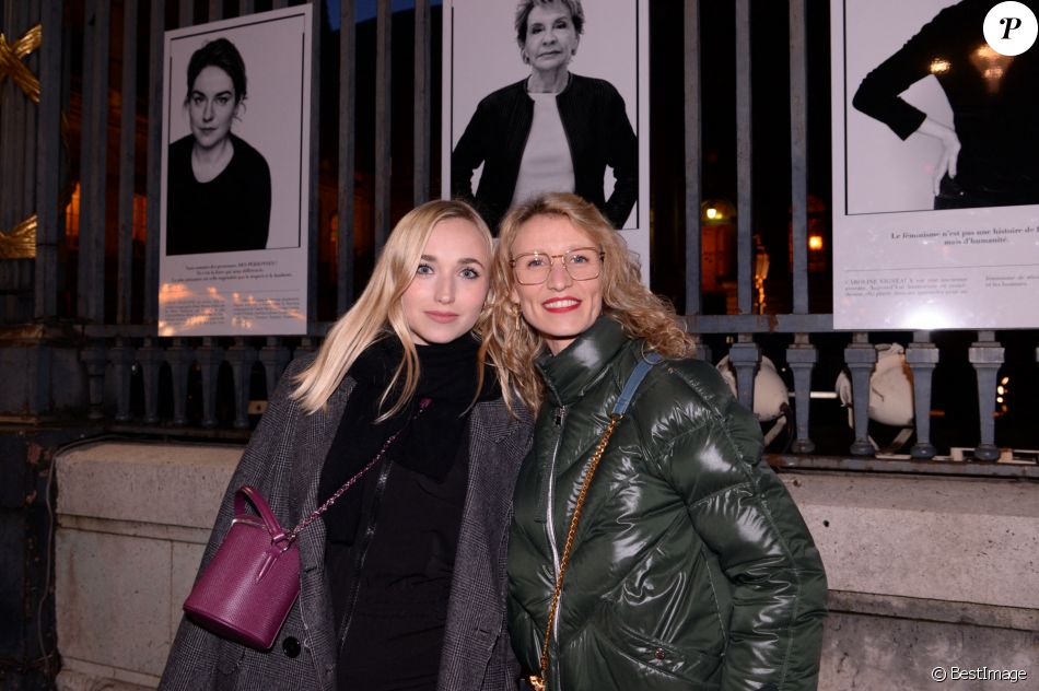 Chloé Jouannet et sa mère Alexandra Lamy au vernissage de l'exposition photos "Libres et égales" à l'occasion de la journée internationale des droits des femmes sur les grilles de la cour d'appel à Paris, France.
