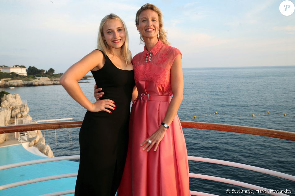 Alexandra Lamy et sa fille Chloé Jouannet - 6ème gala annuel de l'unité d'Antibes Juan les Pins, Vallauris, Golfe Juan, de la Croix Rouge française dans le cadre du prestigieux hôtel Eden Roc au Cap d'Antibes, le 2 juin 2018. © Franck Fernandes / Nice Matin / Bestimage