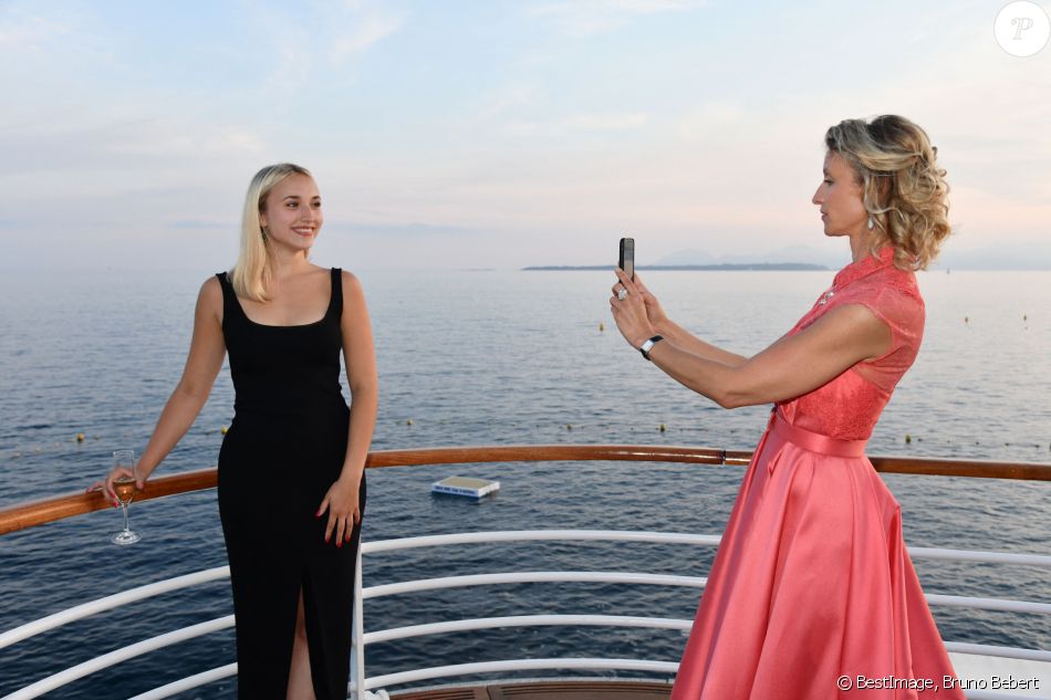 Alexandra Lamy et sa fille Chloé Jouannet - 6ème gala annuel de l'unité d'Antibes Juan les Pins, Vallauris, Golfe Juan, de la Croix Rouge française dans le cadre du prestigieux hôtel Eden Roc au Cap d'Antibes, le 2 juin 2018. © Bruno Bebert/Bestimage