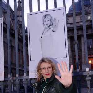 Alexandra Lamy au vernissage de l'exposition photos "Libres et égales" à l'occasion de la journée internationale des droits des femmes sur les grilles de la cour d'appel à Paris, France, le 6 mars 2020.  © Rachid Bellak/Bestimage 