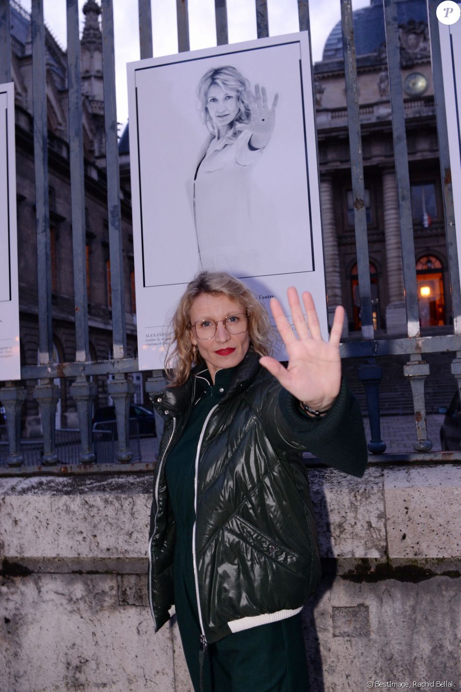 Alexandra Lamy au vernissage de l'exposition photos "Libres et égales" à l'occasion de la journée internationale des droits des femmes sur les grilles de la cour d'appel à Paris, France, le 6 mars 2020. © Rachid Bellak/Bestimage